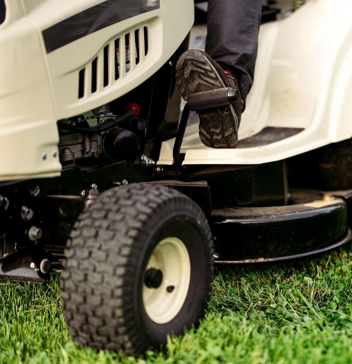 Vente de tracteurs et de tondeuses autoportées